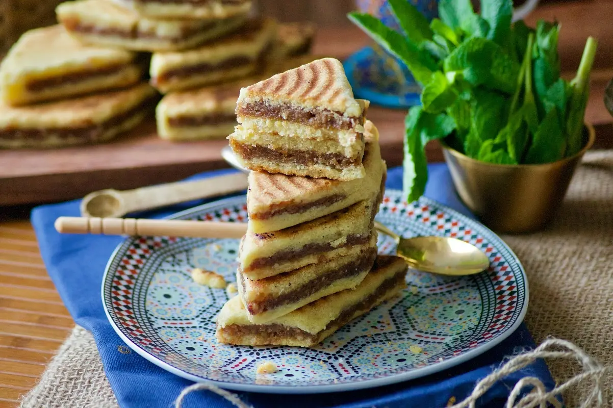 Bradj (Semolina Diamonds with Date Filling) (البراج) Bradj (Semolina Diamonds with Date Filling) (البراج)